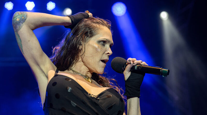 Beth Hart am Mikro beim Winterbach Zeltspektakel 2026