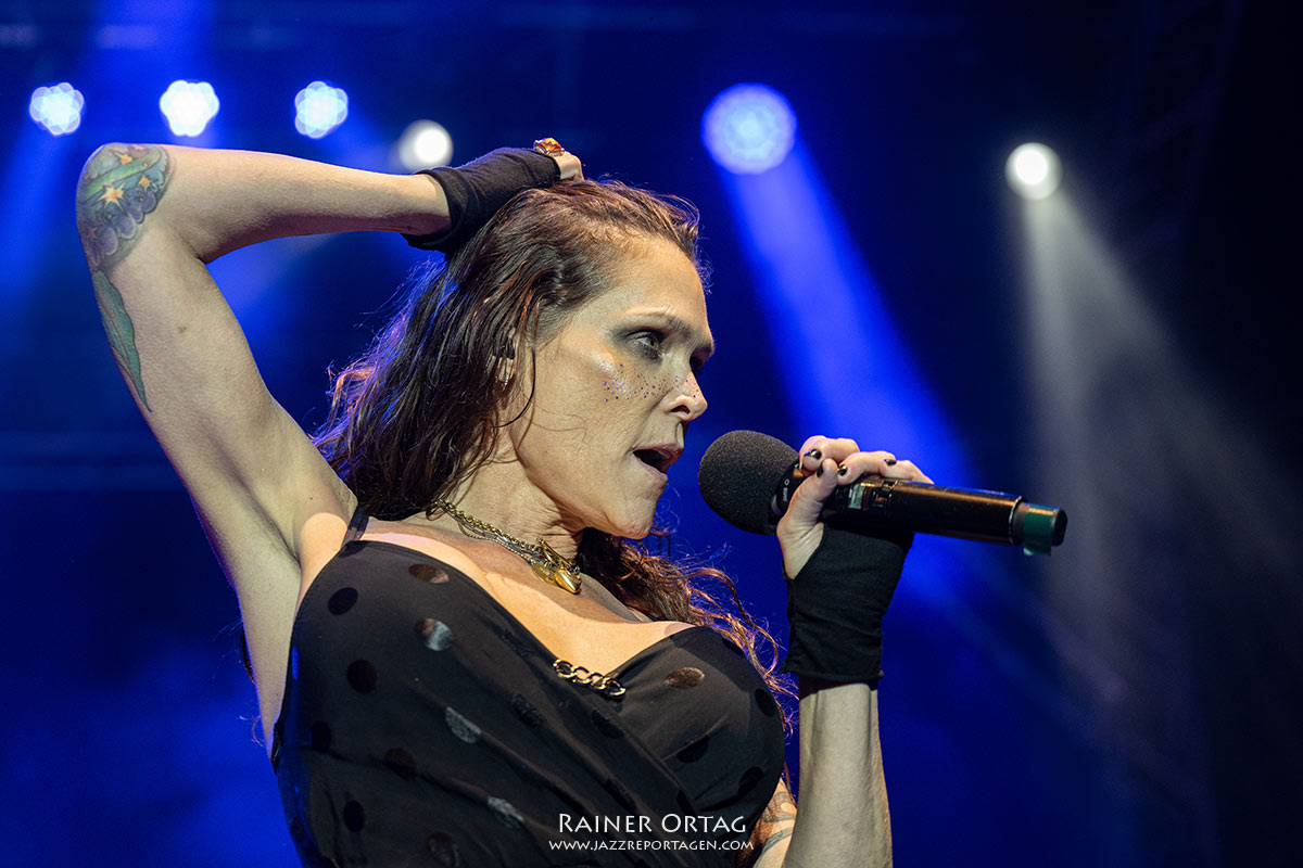 Beth Hart beim Winterbach Zeltspektakel 2026 Beth Hart am Mikro beim Winterbach Zeltspektakel 2026