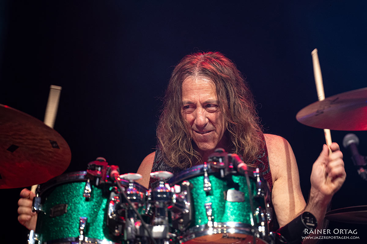 Beth Hart beim Winterbach Zeltspektakel 2026 Beth Hart Drummer Bill Ransom beim Winterbach Zeltspektakel 2026