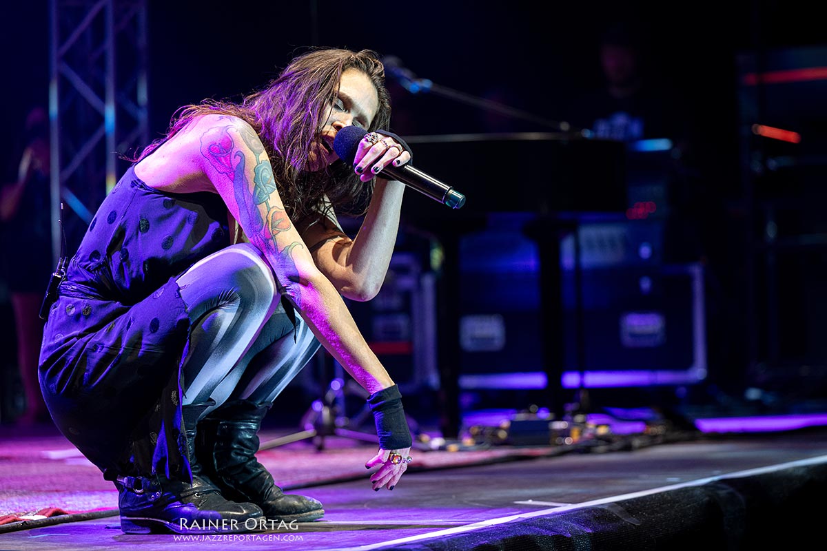 Beth Hart beim Winterbach Zeltspektakel 2026 Beth Hart hockt beim Winterbach Zeltspektakel 2026
