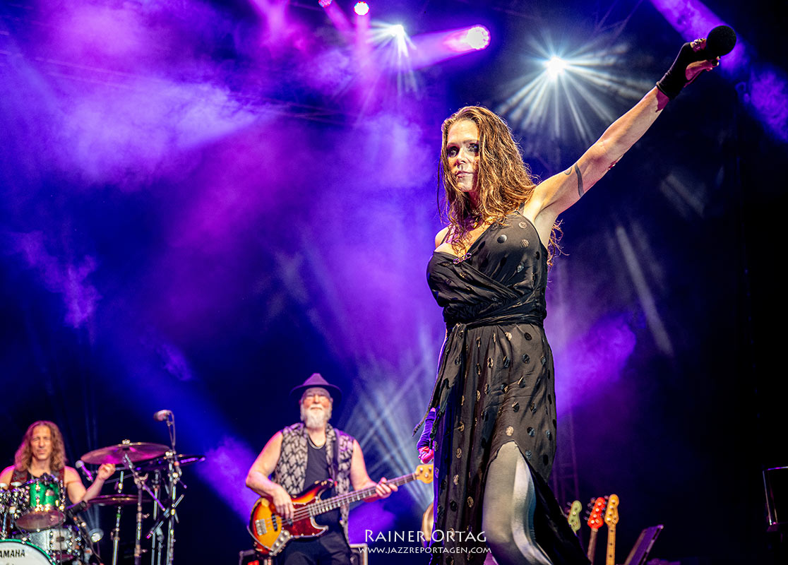 Beth Hart beim Winterbach Zeltspektakel 2026 Beth Hart laesst singen beim Winterbach Zeltspektakel 2026