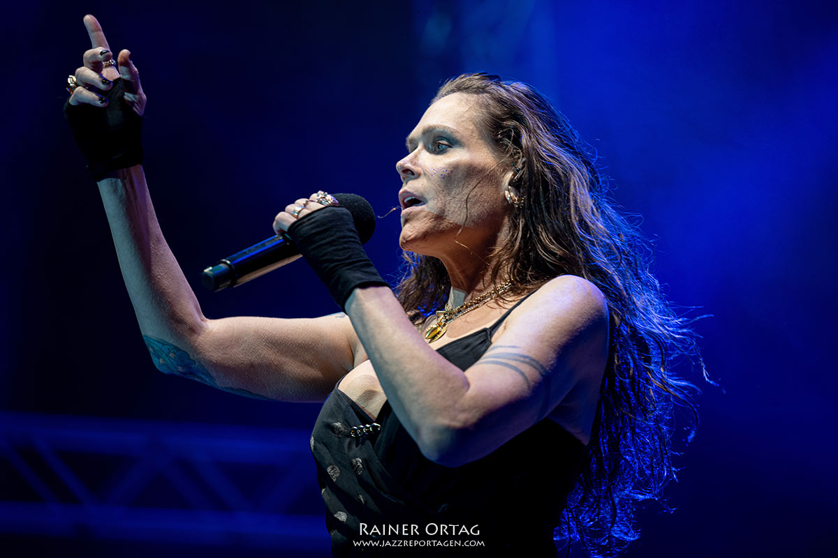 Beth Hart beim Winterbach Zeltspektakel 2026 Beth Hart singt beim Winterbach Zeltspektakel 2026