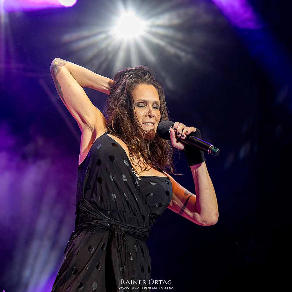 Beth Hart beim Winterbach Zeltspektakel 2026 Beth Hart strahlt beim Winterbach Zeltspektakel 2026