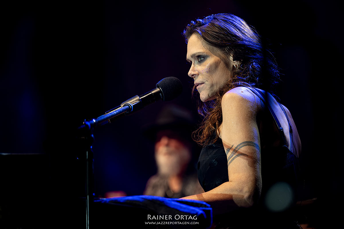 Beth Hart beim Winterbach Zeltspektakel 2026 Beth Hart stumm beim Winterbach Zeltspektakel 2026