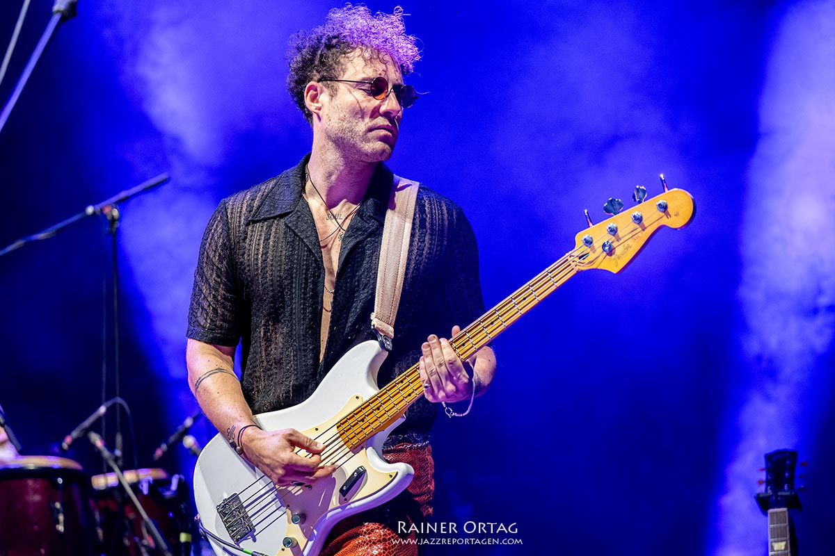 The Cinelli Brothers beim Winterbach Zeltspektakel 2026 The Cinelli Brothers Bassist beim Winterbach Zeltspektakel 2026