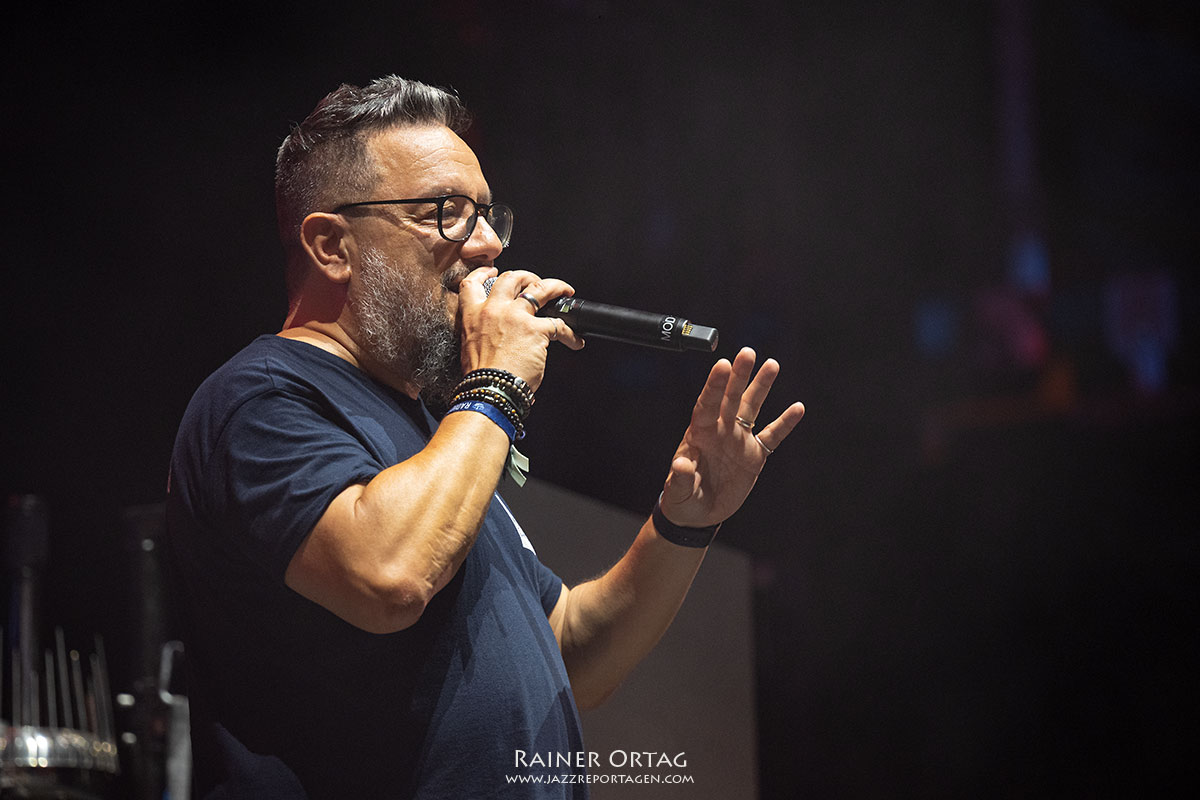 Claudio Di Leo von Radio Monte Carlo moderiert bei den jazz open Modena 2026 Claudio Di Leo von Radio Monte Carlo moderiert bei den jazz open Modena auf der Piazza Roma 2026
