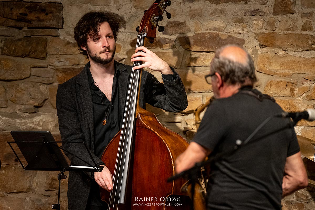 Jazz Franco-Allemand im Jazz-Club Schloss Köngen 2026 Jazz Franco-Allemand mit Moritz Holdenried am Bass im Jazz-Club Schloss Köngen 2026