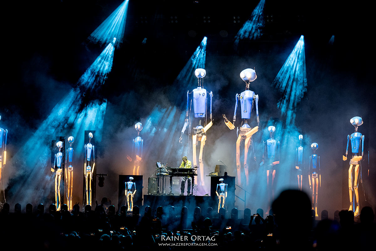 Jean-Michel Jarre bei den jazz open Modena auf der Piazza Roma 2026 Jean-Michel Jarre mit Roboter bei den jazz open Modena auf der Piazza Roma 2026