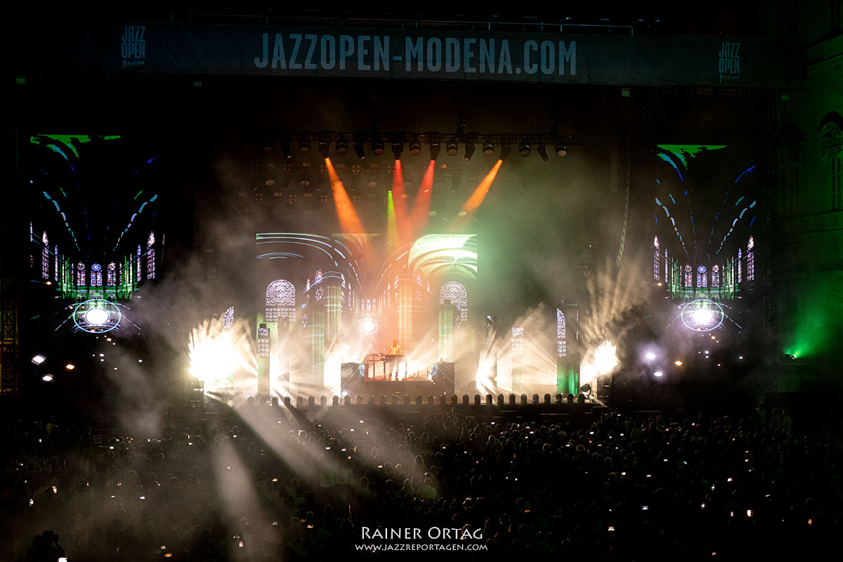 Jean-Michel Jarre bei den jazz open Modena auf der Piazza Roma 2026 Jean-Michel Jarre düster bei den jazz open Modena auf der Piazza Roma 2026