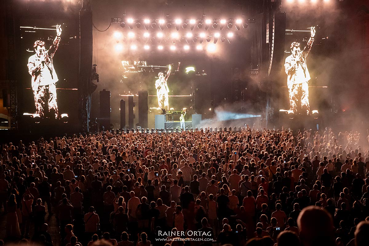 Jean-Michel Jarre bei den jazz open Modena auf der Piazza Roma 2026 Jean-Michel Jarre verabschiedet sich bei den jazz open Modena auf der Piazza Roma 2026