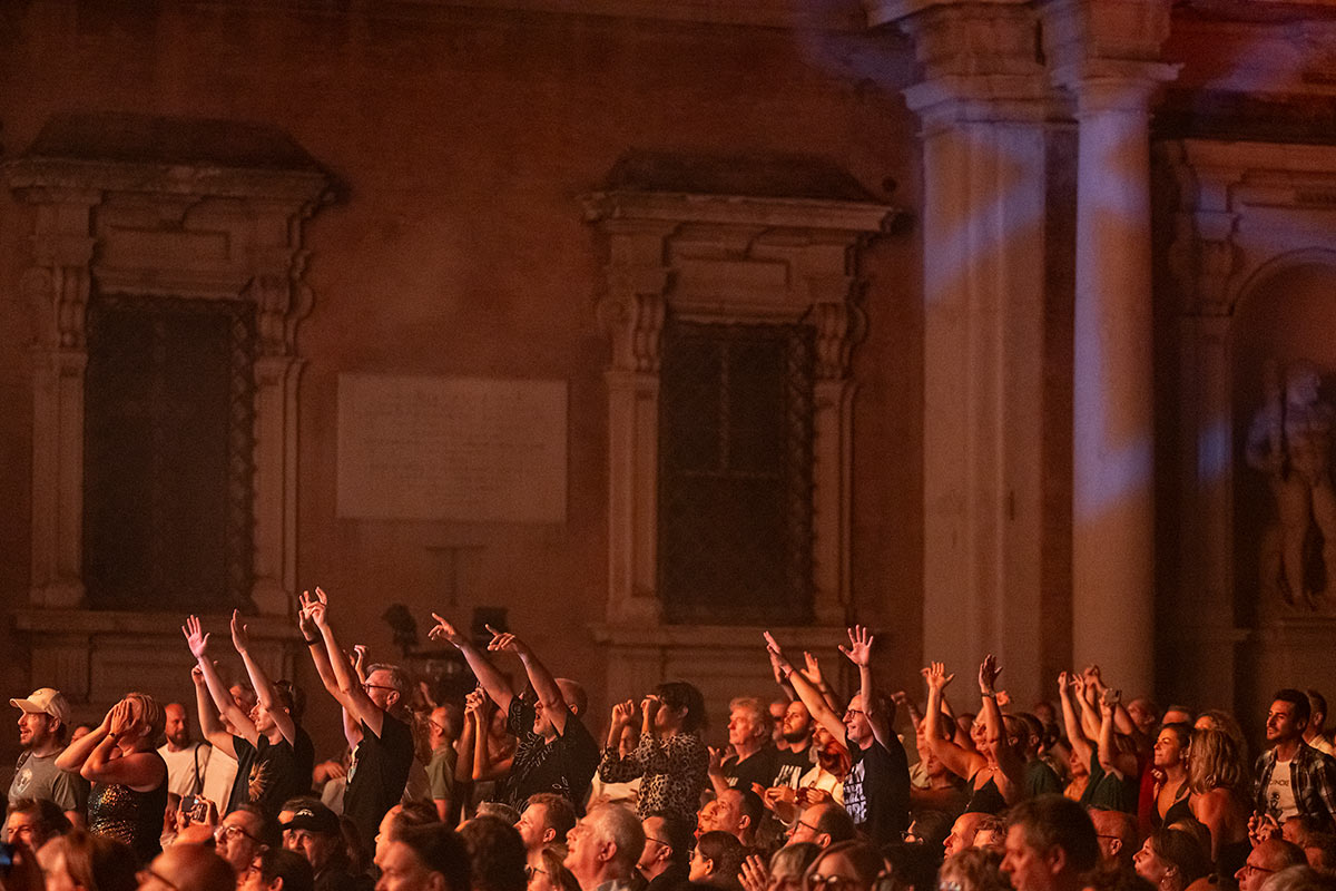 Jean-Michel Jarre bei den jazz open Modena auf der Piazza Roma 2026 Jean-Michel Jarre: das Publikum tanzt den jazz open Modena auf der Piazza Roma 2026