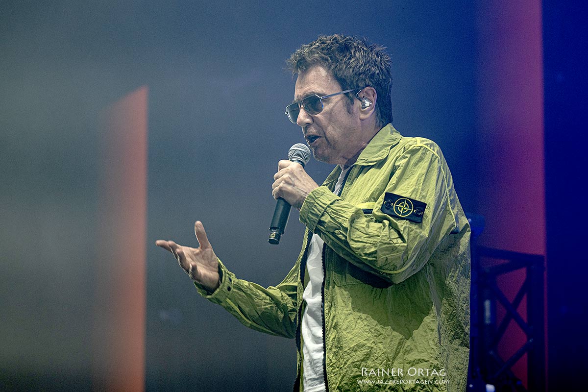 Jean-Michel Jarre bei den jazz open Modena auf der Piazza Roma 2026 Jean-Michel Jarre erklärt bei den jazz open Modena auf der Piazza Roma 2026