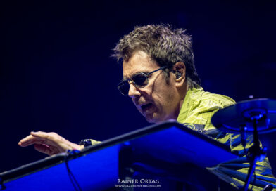 Jean-Michel Jarre performt bei den jazz open Modena auf der Piazza Roma 2026