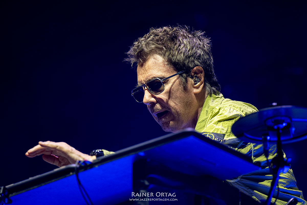 Jean-Michel Jarre bei den jazz open Modena auf der Piazza Roma 2026 Jean-Michel Jarre performt bei den jazz open Modena auf der Piazza Roma 2026