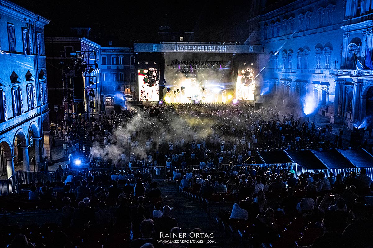 Jean-Michel Jarre bei den jazz open Modena auf der Piazza Roma 2026 Jean-Michel Jarre und die Piazza Rama bei den jazz open Modena 2026