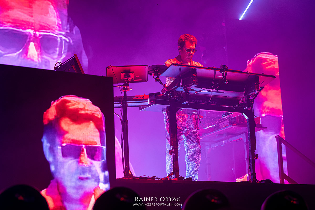 Jean-Michel Jarre bei den jazz open Modena auf der Piazza Roma 2026 Jean-Michel Jarre in violett bei den jazz open Modena auf der Piazza Roma 2026