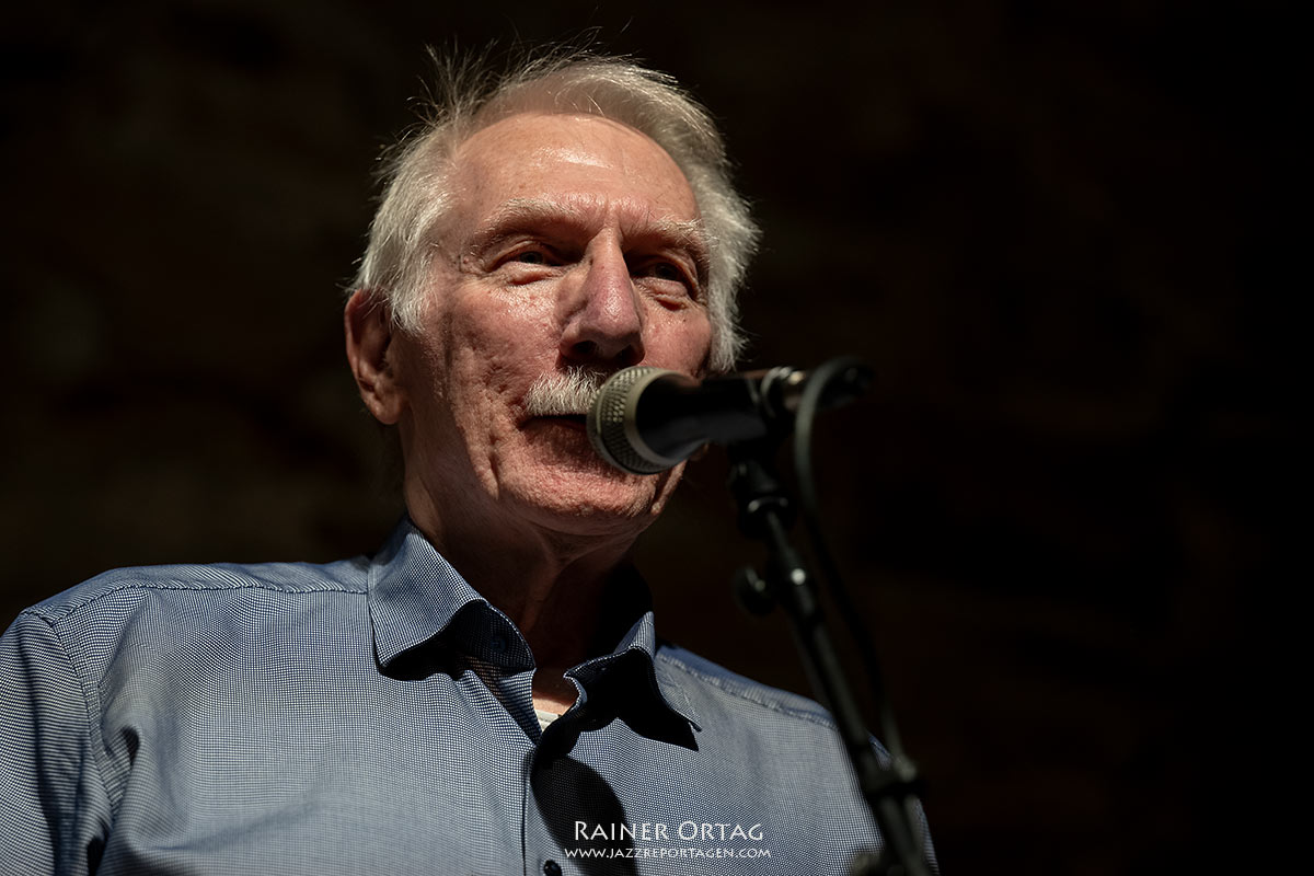 Jazz Franco-Allemand feat. Hervé Meschinet im Jazz-Club Schloss Köngen 2026 Johannes C. Laxander begruesst zu Jazz Franco-Allemand feat. Hervé Meschinet im Jazz-Club Schloss Köngen 2026
