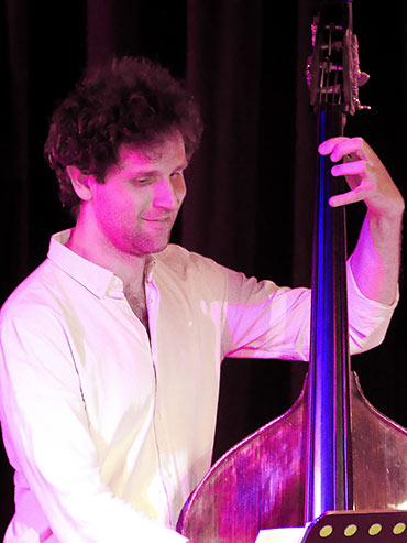 Samuel Restle Oktett Bassist im Pavillon bei den Jazztagen Sindelfingen 2026