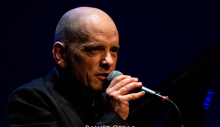 Tord Gustavsen am Mikrofon im Theaterhaus Stuttgart 2026