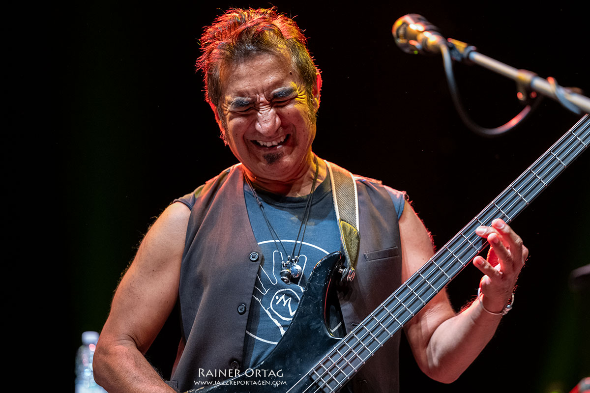 Walter Trout Band beim Winterbach Zeltspektakel 2026 Walter Trout Bassist John Avila beim Winterbach Zeltspektakel 2026