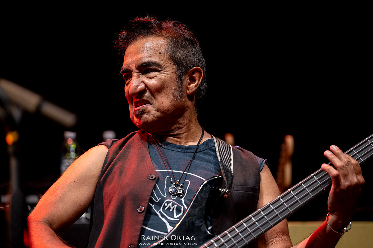 Walter Trout Band beim Winterbach Zeltspektakel 2026 Walter Trout Bassist John Avila beim Winterbach Zeltspektakel 2026