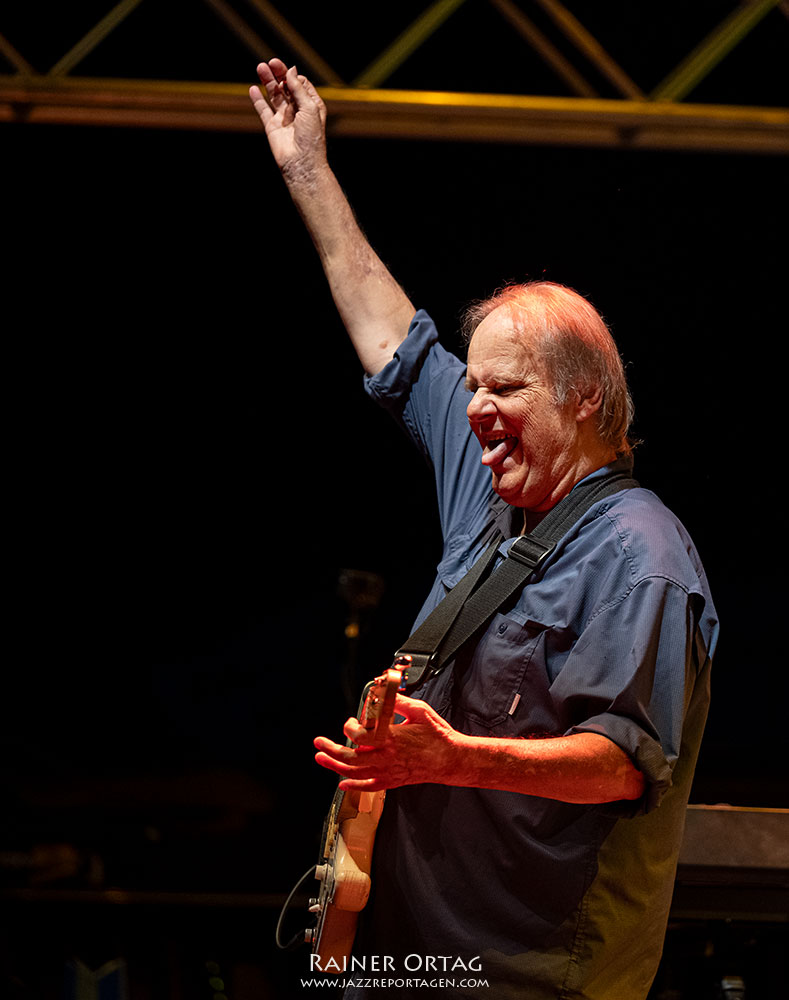 Walter Trout Band beim Winterbach Zeltspektakel 2026 Walter Trout streckt die Zunge raus beim Winterbach Zeltspektakel 2026