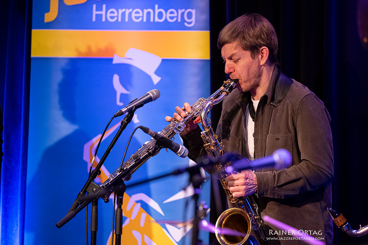 David Helbock´s Random/Control feat. Fola Dada im Mauerwerk Herrenberg 2026 Andreas Broger mit David Helbock´s Random/Control im Mauerwerk bei Jazzin' Herrenberg 2026