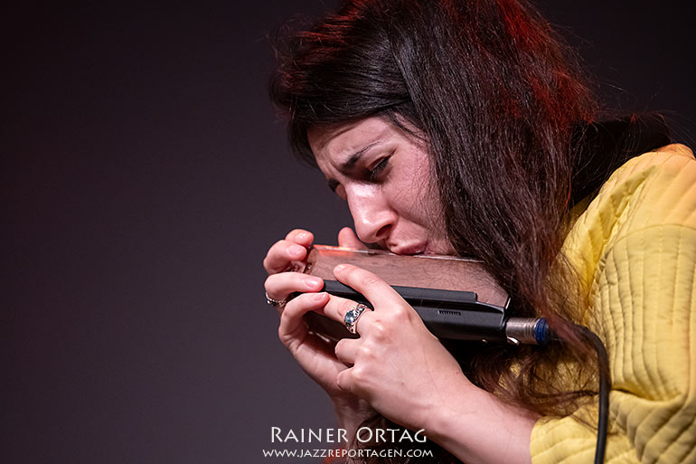 Ariel Bart mit ihrer chromatischen Mundharmonika bei der jazzahead! Bremen 2024