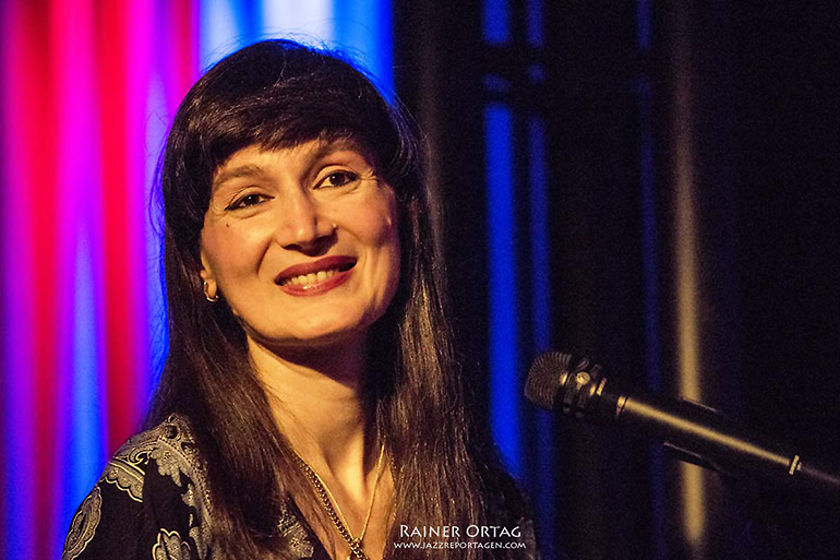 Aziza Mustafa Zadeh am Piano im Theaterstübchen Kassel 2019