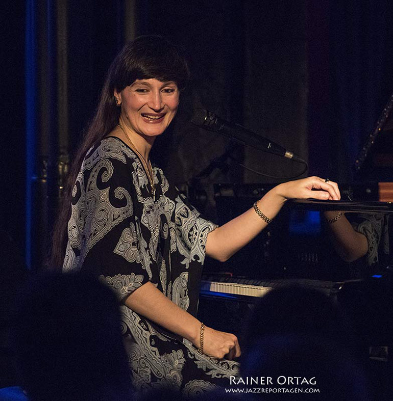Aziza Mustafa Zadeh lacht in Publikum in Kassel im Theaterstübchen 2019