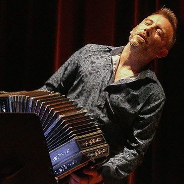 Leandro Ragusa mit Berta Epple in der Aula des Schulzentrum Weil der Stadt 2026
