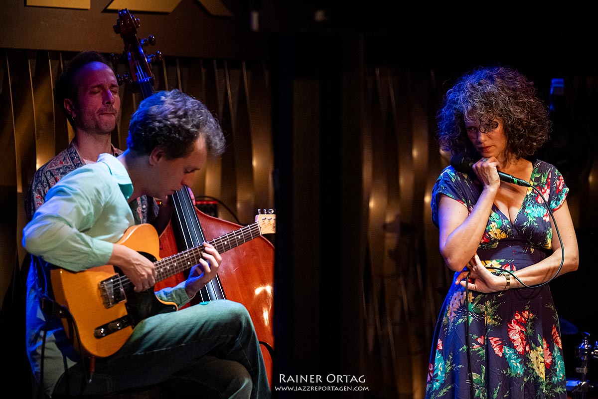 Cyrille Aimée im Jazzclub Bix Stuttgart 2026 Cyrille Aimée lauscht Michael Valeanu im Jazzclub Bix Stuttgart 2026