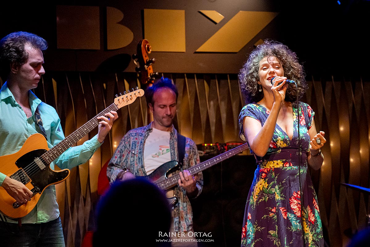 Cyrille Aimée im Jazzclub Bix Stuttgart 2026 Cyrille Aimée mit Michael Valeanu und Matteo Bortone im Jazzclub Bix Stuttgart 2026