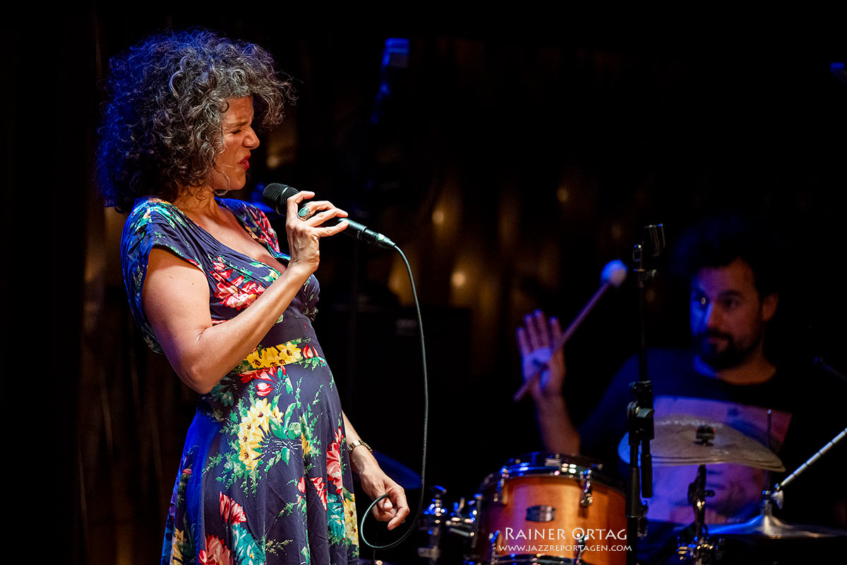 Cyrille Aimée im Jazzclub Bix Stuttgart 2026 Cyrille Aimée und Drummer Pedro Segundo im Jazzclub Bix Stuttgart 2026