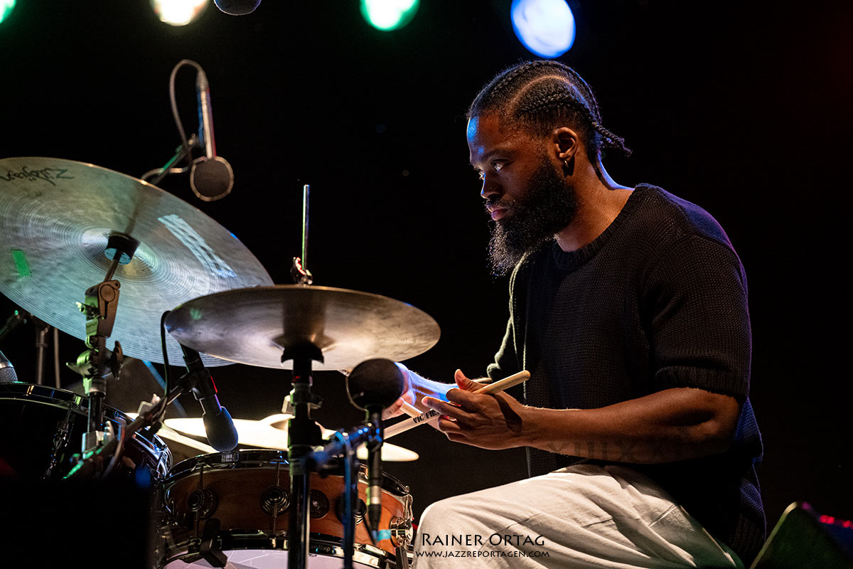 Joey Calderazzo Open Air Sudhaus Tübingen Waldbühne 2026 David Hawkins an den Drums beim Open Air Sudhaus Tübingen Waldbühne 2026