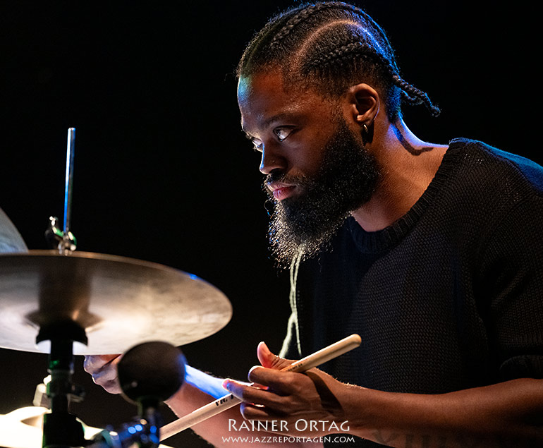 David Hawkins mit dem Joey Calderazzo Trio auf der Waldbühne des Sudhaus Tübingen 2026