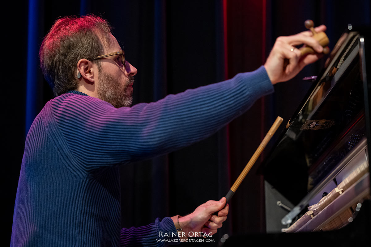 David Helbock´s Random/Control feat. Fola Dada im Mauerwerk Herrenberg 2026 David Helbock am Klavier mit Random/Control bei Jazzin Herrenberg 2026