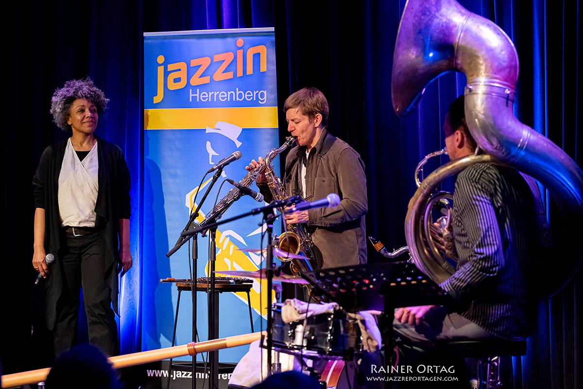 David Helbock´s Random/Control feat. Fola Dada im Mauerwerk Herrenberg 2026 Fola Dada, Broger und Bär mit David Helbock´s Random/Control bei Jazzin' Herrenberg 2026