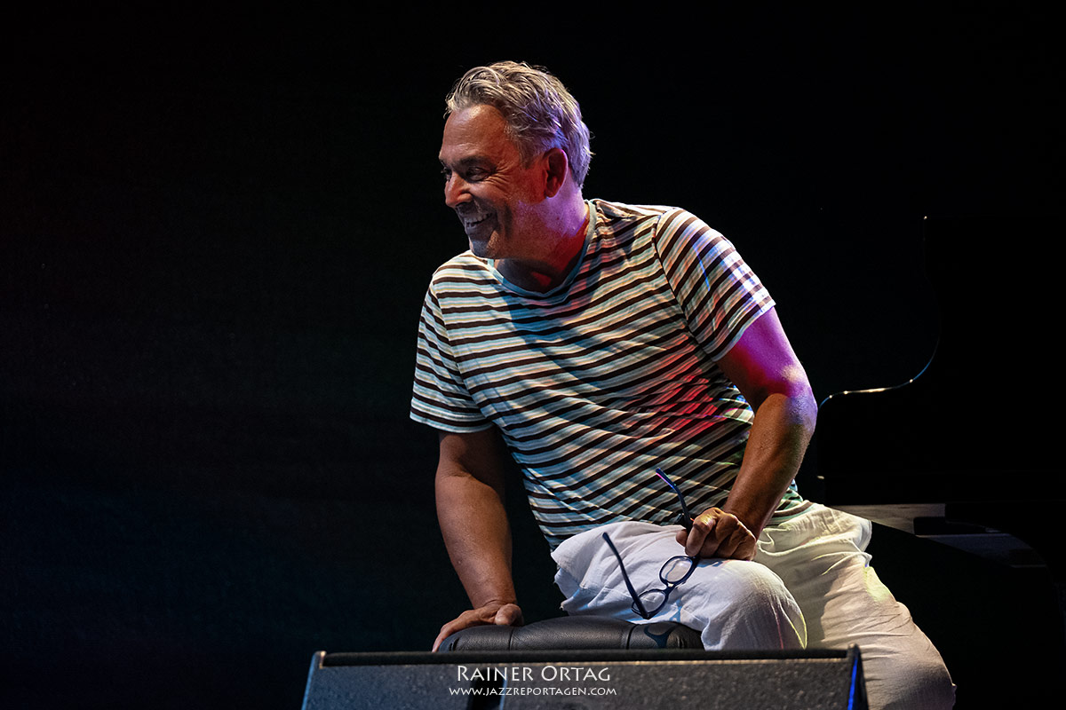 Joey Calderazzo Open Air Sudhaus Tübingen Waldbühne 2026 Joey Calderazzo scherzt beim Open Air Sudhaus Tübingen Waldbühne 2026