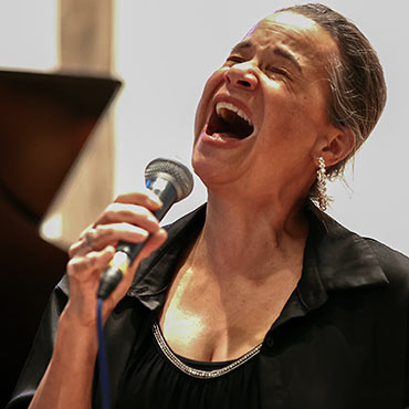 Lilly Thornton singt in der in der Zehntscheuer Schönaich 2026