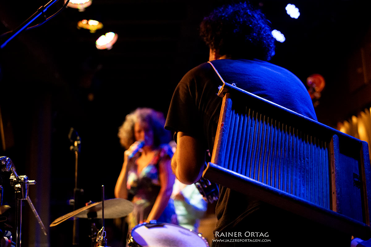 Cyrille Aimée im Jazzclub Bix Stuttgart 2026 Pedro Segundo mit Waschbrett mit Cyrille Aimée im Jazzclub Bix Stuttgart 2026