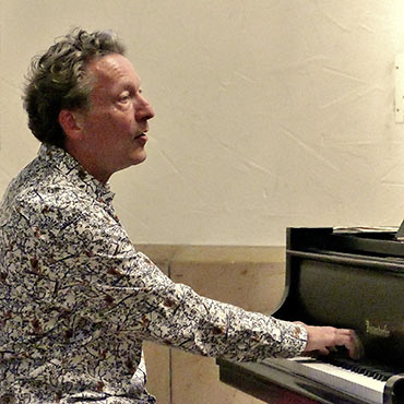 Ull Möck spielt Klavier bei Beatles go Blue Note in der Zehntscheuer Schönaich 2026