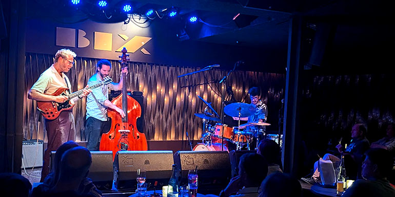 Rotem Sivan auf der Bühne im Jazzclub Bix Stuttgart 2026