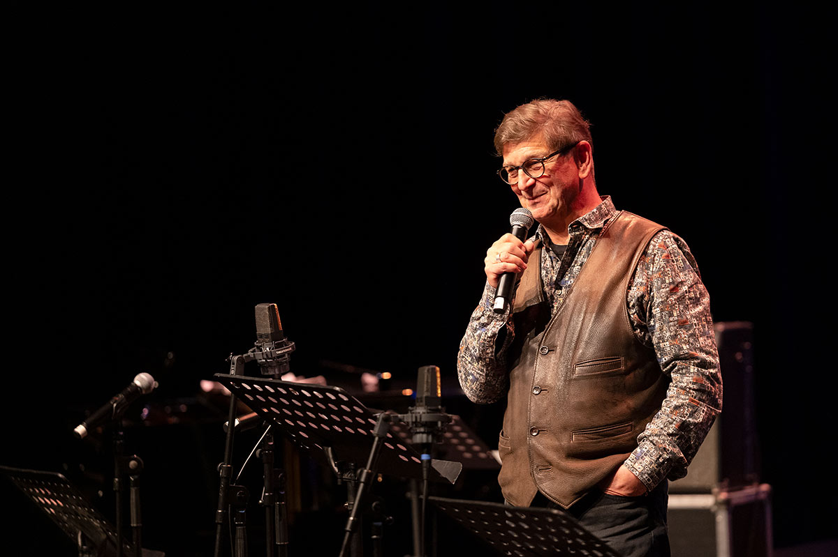 40 Jahre Jazzverband BW e.V., Jubiläumskonzert, Theaterhaus Stuttgart. JUGENDJAZZORCHESTER BW FEAT. CZICHOWSKY, HÜBNER, NEUHAUS, Dirigent Klaus Graf 40 Jahre Jazzverband BW e.V., Jubiläumskonzert, Theaterhaus Stuttgart. JUGENDJAZZORCHESTER BW FEAT. CZICHOWSKY, HÜBNER, NEUHAUS, Dirigent Klaus Graf