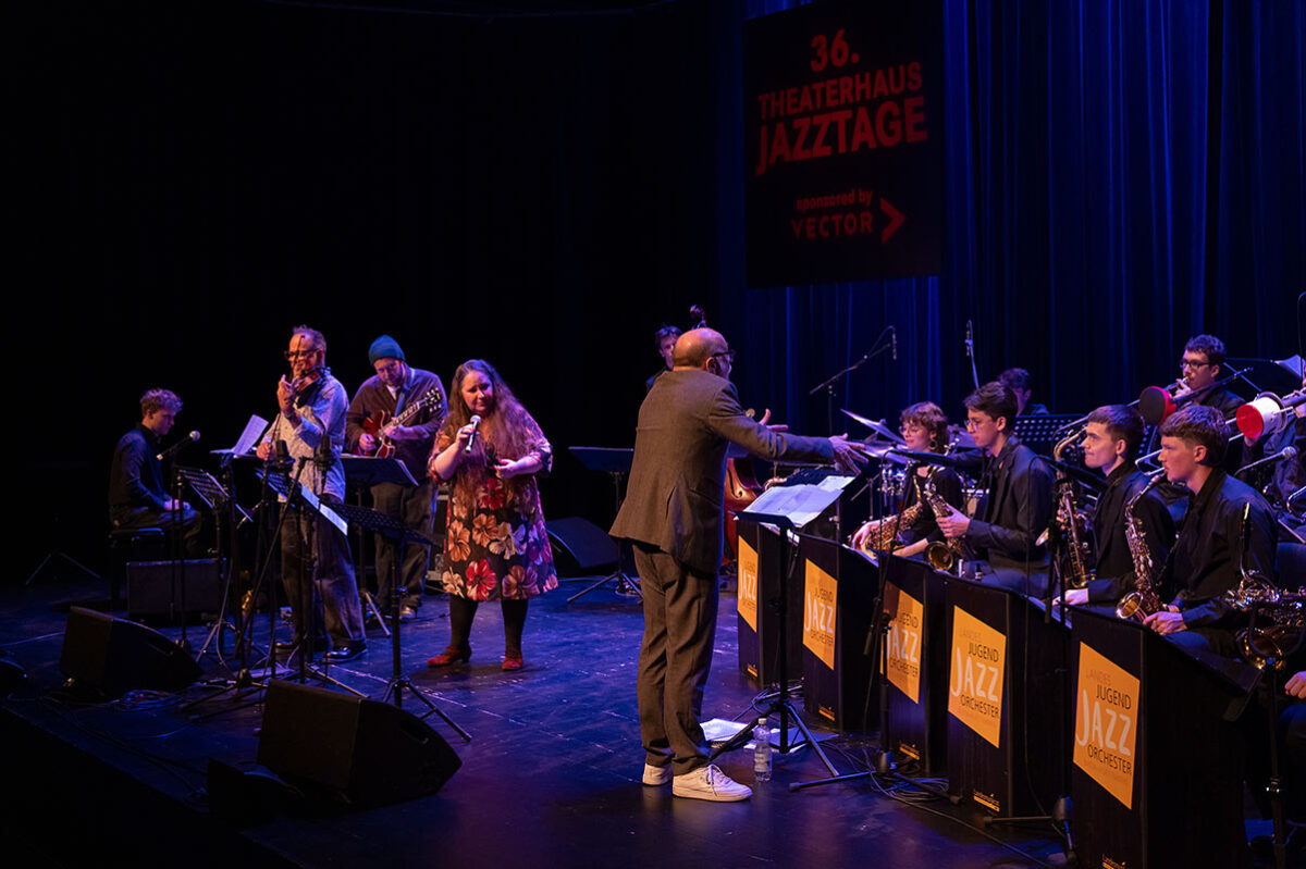 40 Jahre Jazzverband BW e.V., Jubiläumskonzert, Theaterhaus Stuttgart. JUGENDJAZZORCHESTER BW FEAT. CZICHOWSKY, HÜBNER, NEUHAUS, Dirigent Klaus Graf 40 Jahre Jazzverband BW e.V., Jubiläumskonzert, Theaterhaus Stuttgart. JUGENDJAZZORCHESTER BW FEAT. CZICHOWSKY, HÜBNER, NEUHAUS, Dirigent Klaus Graf