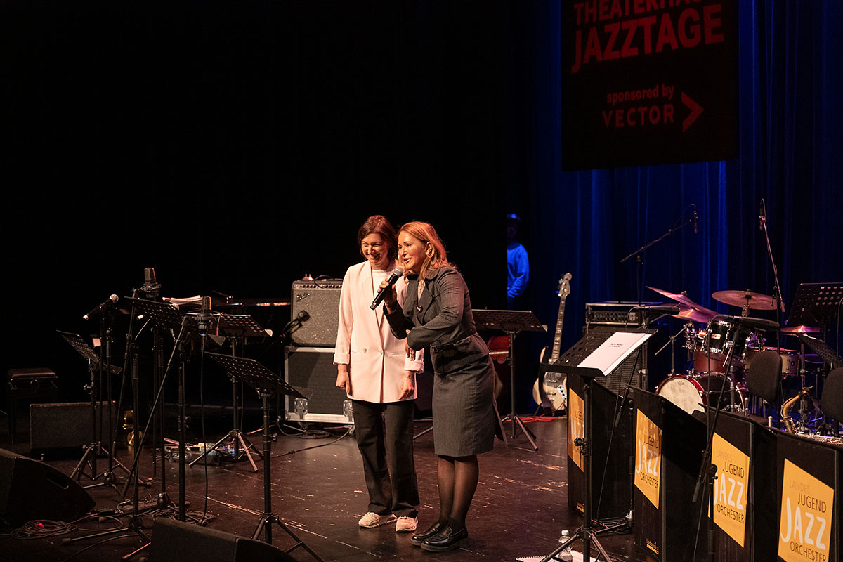 40 Jahre Jazzverband BW e.V., Jubiläumskonzert, Theaterhaus Stuttgart. JUGENDJAZZORCHESTER BW FEAT. CZICHOWSKY, HÜBNER, NEUHAUS, Dirigent Klaus Graf 40 Jahre Jazzverband BW e.V., Jubiläumskonzert, Theaterhaus Stuttgart. JUGENDJAZZORCHESTER BW FEAT. CZICHOWSKY, HÜBNER, NEUHAUS, Dirigent Klaus Graf