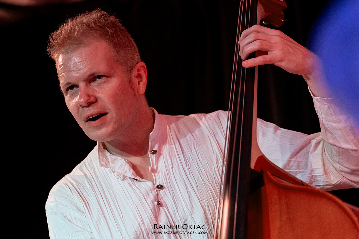 Joel Frahm Trio beim Jazzclub Tübingen im Club Voltaire 2026 Bassist Daniel Loomis mit dem Joel Frahm Trio beim Jazzclub Tübingen im Club Voltaire 2026