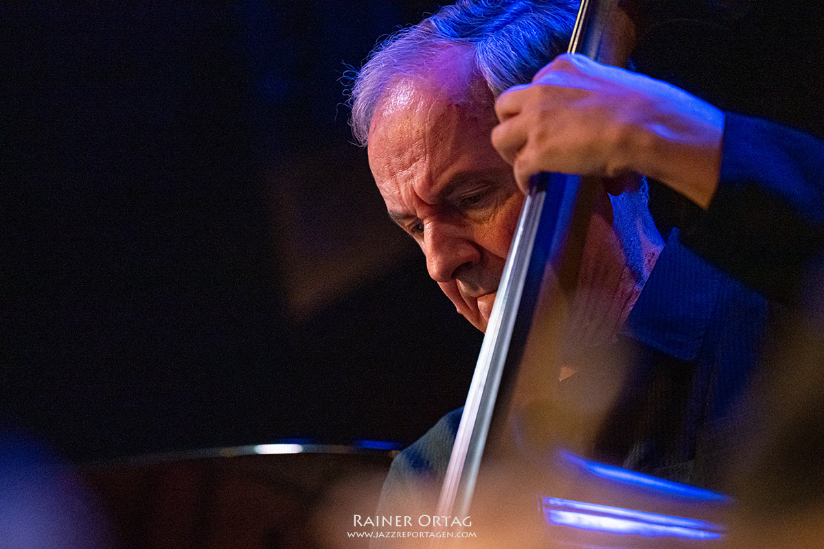Peter Erskine Trio im Jazzclub Bix Stuttgart 2026 Bassist Darek Oles mit dem Peter Erskine Trio im Jazzclub Bix Stuttgart 2026