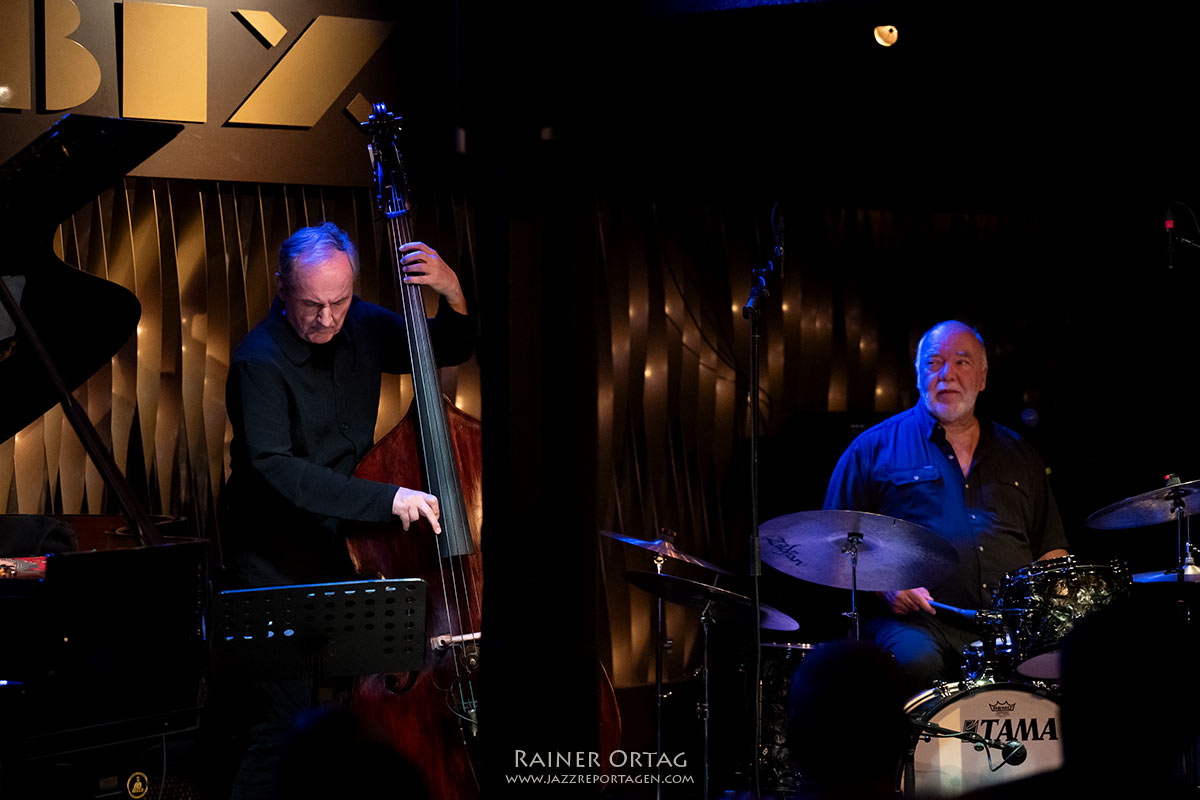 Peter Erskine Trio im Jazzclub Bix Stuttgart 2026 Darek Oles und Peter Erskine im Trio im Jazzclub Bix Stuttgart 2026 mit Alan Pasqua