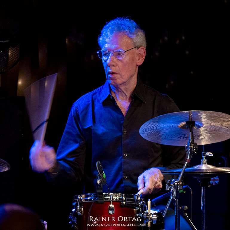 Drummer Bill Bruford mit dem Pete Roth Trio im Jazzclub BIX Stuttgart 2026